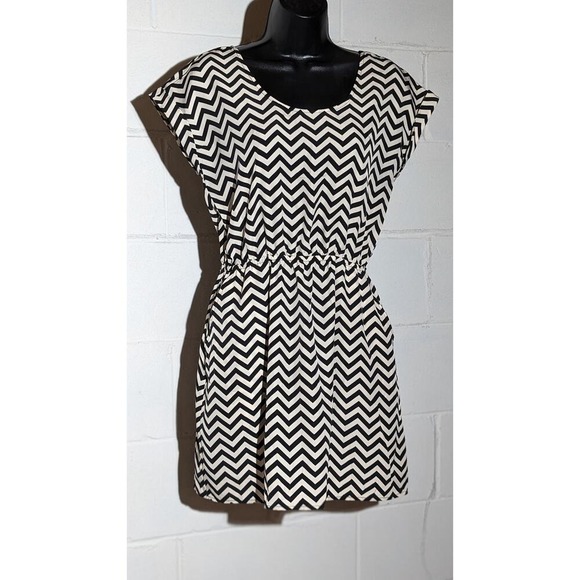 Candie's Chevron Print Dress Black White Cap Sleeve Casual Mini Dress Small - Picture 1 of 6